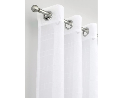 Weisse Gardine mit Ösen an einer Gardinenstange