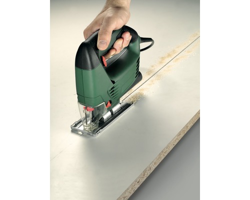 Eine Stichsäge schneidet ein Werkstück.