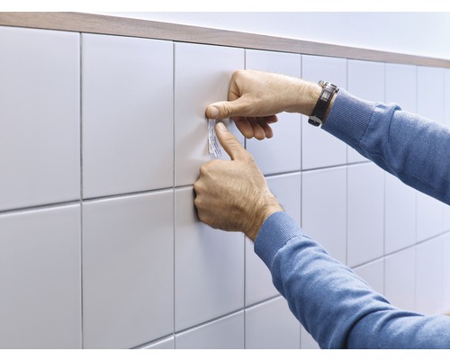 Application de bandes adhésives sur des carreaux