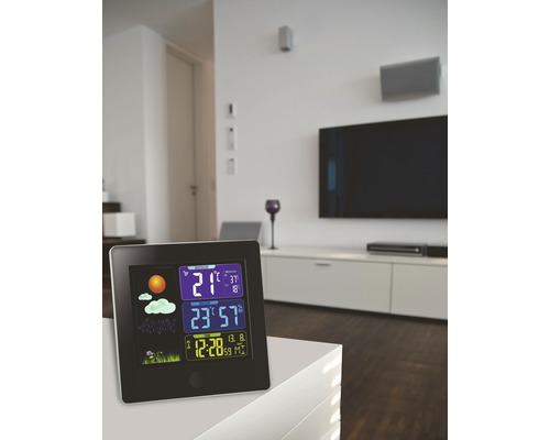 Station météo avec affichage de la température, de l''humidité et de l''heure dans un salon moderne