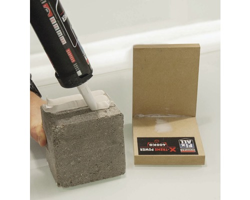 Application d''adhésif de montage sur une pierre et un morceau de bois