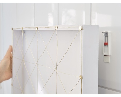 Étagère murale blanche avec décoration en fil métallique doré