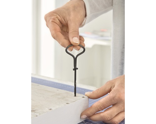 Application d''un outil d''aiguille à tracer sur une pièce de bois.