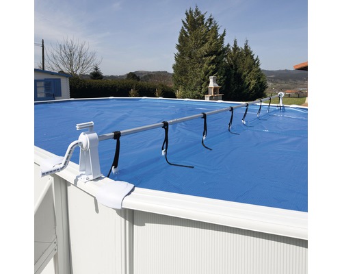 Couverture de piscine enroulée sur une piscine