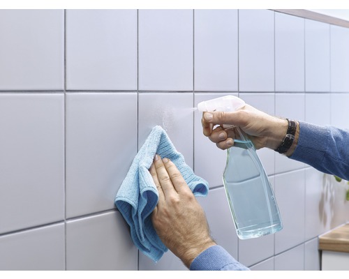 Nettoyage de carreaux avec un vaporisateur et un chiffon