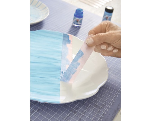 Peinture d''une assiette avec de la peinture et du ruban adhésif