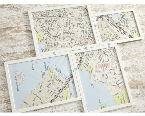 Quatre cadres blancs avec des sections de carte