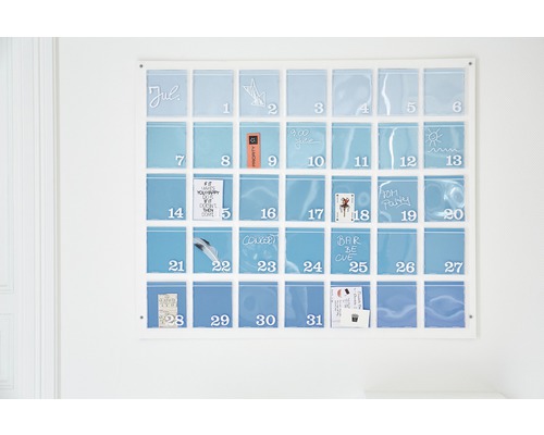 Calendrier mural avec compartiments bleus pour la planification des rendez-vous