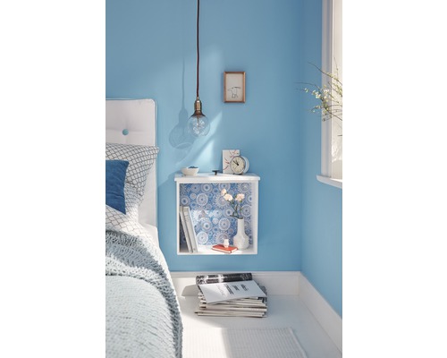 Chambre décorative avec lit et armoire murale blanche