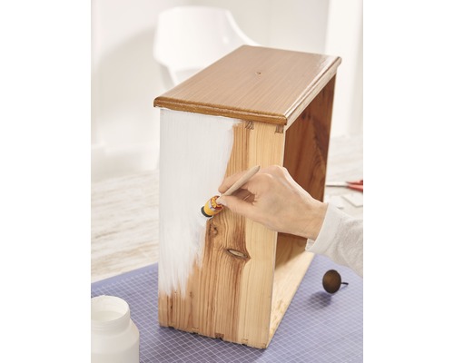 Coffre en bois peint avec de la peinture
