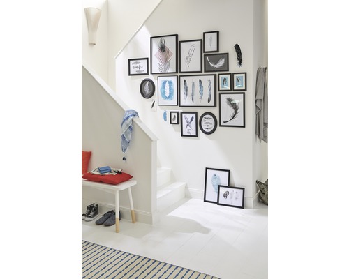 Hall d''entrée lumineux avec galerie de photos, banc et escalier