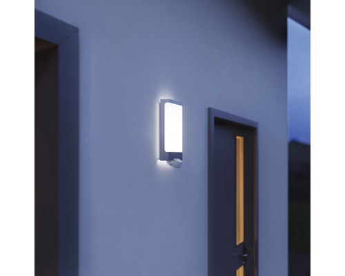 Applique murale extérieure avec détecteur de mouvement sur un mur à côté d''une porte