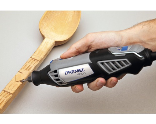 Outil multifonction Dremel 4000 travaillant sur une cuillère en bois