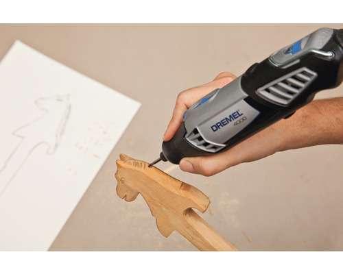 Outil multifonction Dremel 4000 travaillant sur un cheval en bois