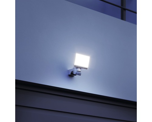 Projecteur LED d''extérieur carré monté sur un mur.