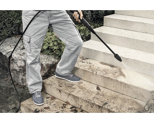 Personne nettoyant un escalier avec un nettoyeur haute pression