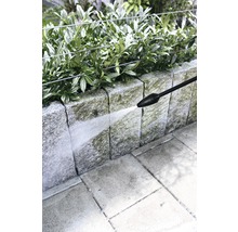 Reinigung einer Steinmauer mit einem Hochdruckreiniger