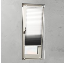 Fenster mit halb geöffnetem Faltrollo für Sonnenschutz