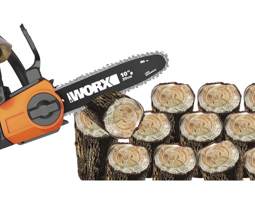Tronçonneuse Worx coupant des morceaux de bois