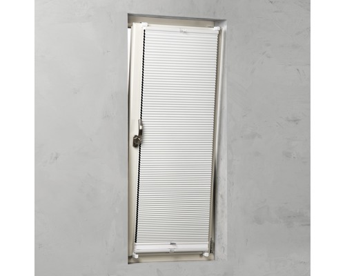 Store plissé sur fenêtre pour réguler la lumière