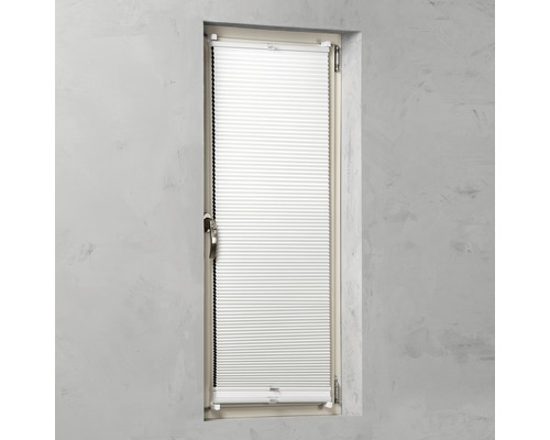 Fenêtre avec store plissé tendu comme protection visuelle et solaire