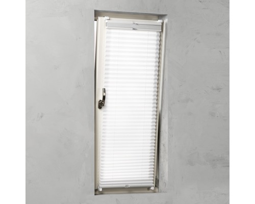 Store plissé blanc sur la fenêtre pour le contrôle de la lumière et l''intimité