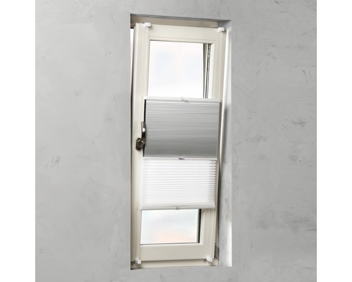 Fenêtre avec store plissé gris et blanc