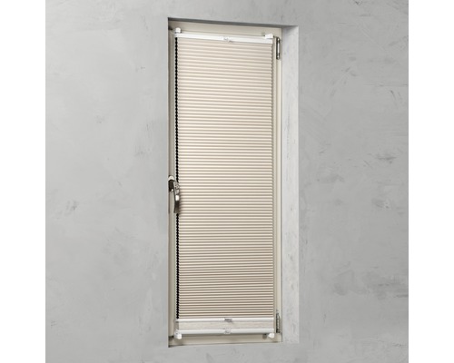 Store plissé dans la fenêtre pour la régulation de la lumière et l''intimité.