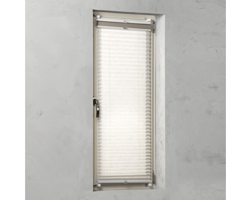 Store plissé dans une fenêtre pour la régulation de la lumière et l''intimité