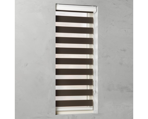 Fenster mit Rollo mit Querstreifen