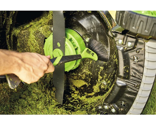 Reinigung eines Rasenmähers mit einer Bürste von for_q