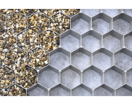 Nahaufnahme eines Rasengitters mit Kiesfüllung und Vlies