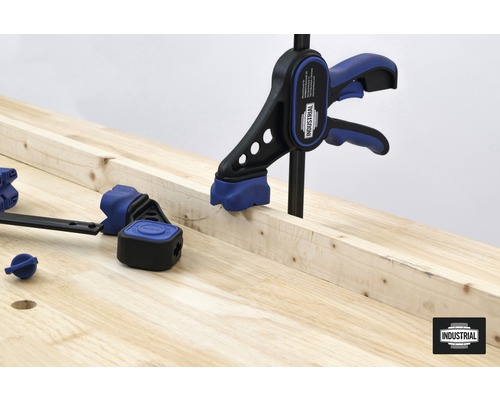 Établi en bois avec serre-joint à une main pour fixer les pièces