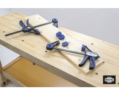 Établi avec deux serre-joints à une main, pièce et mâchoires de serrage