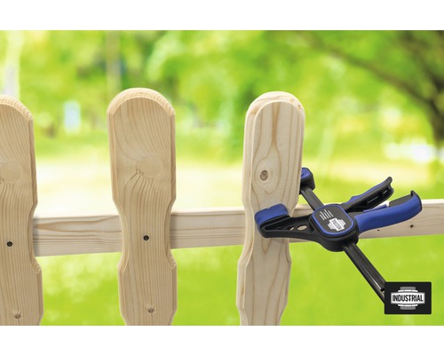 Clôture en bois fixée avec une pince à ressort