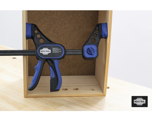 Serre-joint fixé sur une caisse en bois