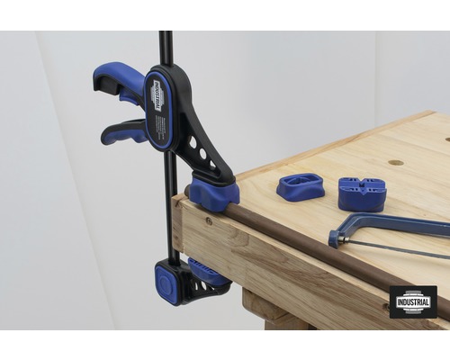 Serre-tube sur un établi avec coupe-tube