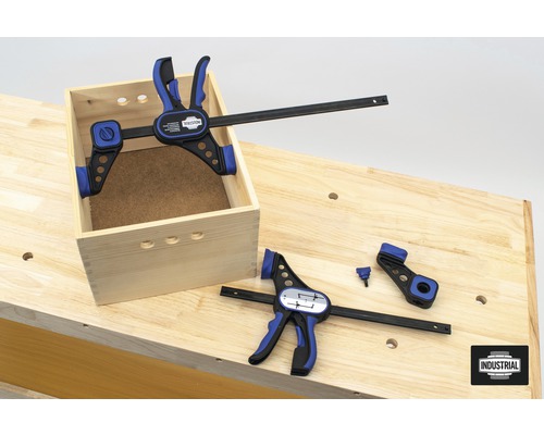 Établi avec boîte en bois et serre-joints à une main