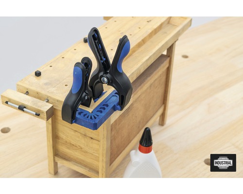 Werkbank mit Holz, Schraubzwingen und Leimflasche