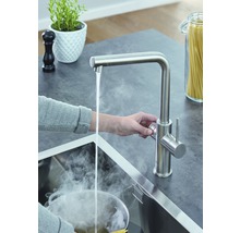 Wasserhahn mit kochendem Wasser im Küchenspülbecken