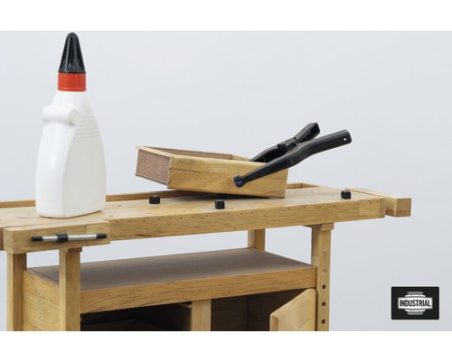 Établi avec bouteille de colle, serre-joint et caisse en bois