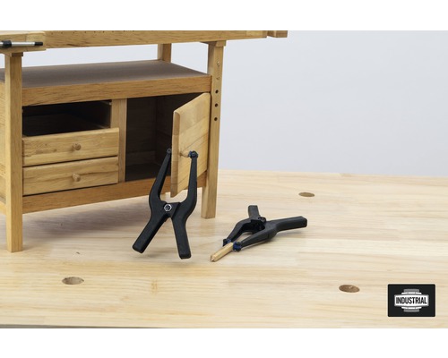 Établi avec des serre-joints pour fixer les pièces