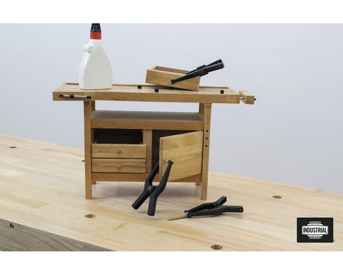 Établi avec colle à bois, coffre en bois et serre-joints