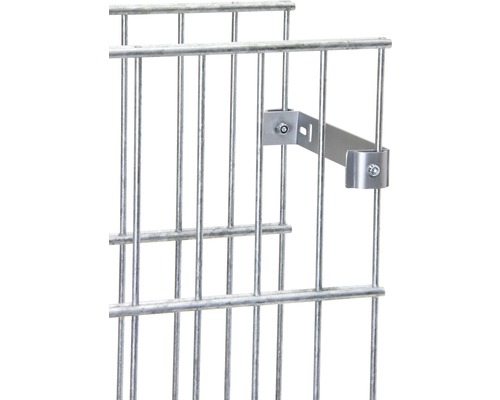 Detailansicht eines Gittermattenzauns mit Befestigung