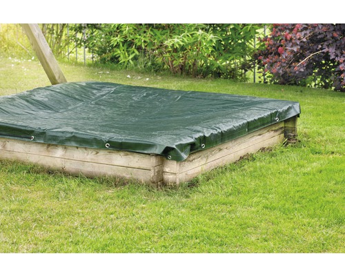 Abgedeckter Sandkasten mit Plane im Garten