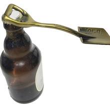 Décapsuleur en forme de bêche ouvrant une bouteille