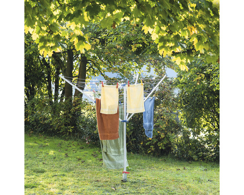 Séchoir à linge avec linge dans le jardin