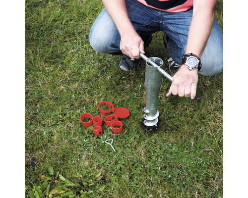Une personne utilise un manchon à visser dans le jardin