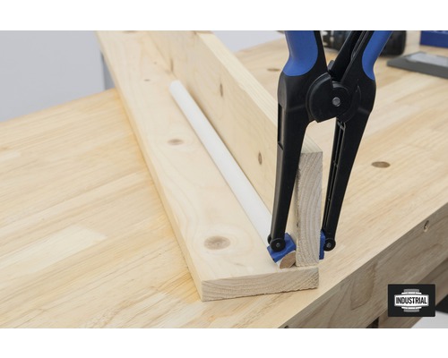 Holzleisten mit Einhandzwinge und Rundstab auf einer Werkbank