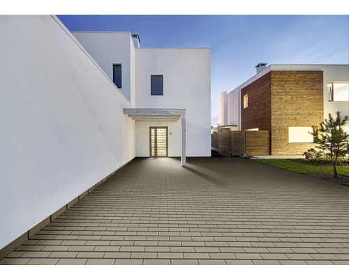 Espace extérieur avec pavés devant des maisons d''habitation modernes.